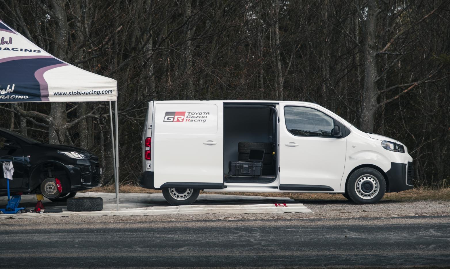 Toyota Proace mit offener Tür. Im Fahrzeug liegen Werkzeuge und Reifen.