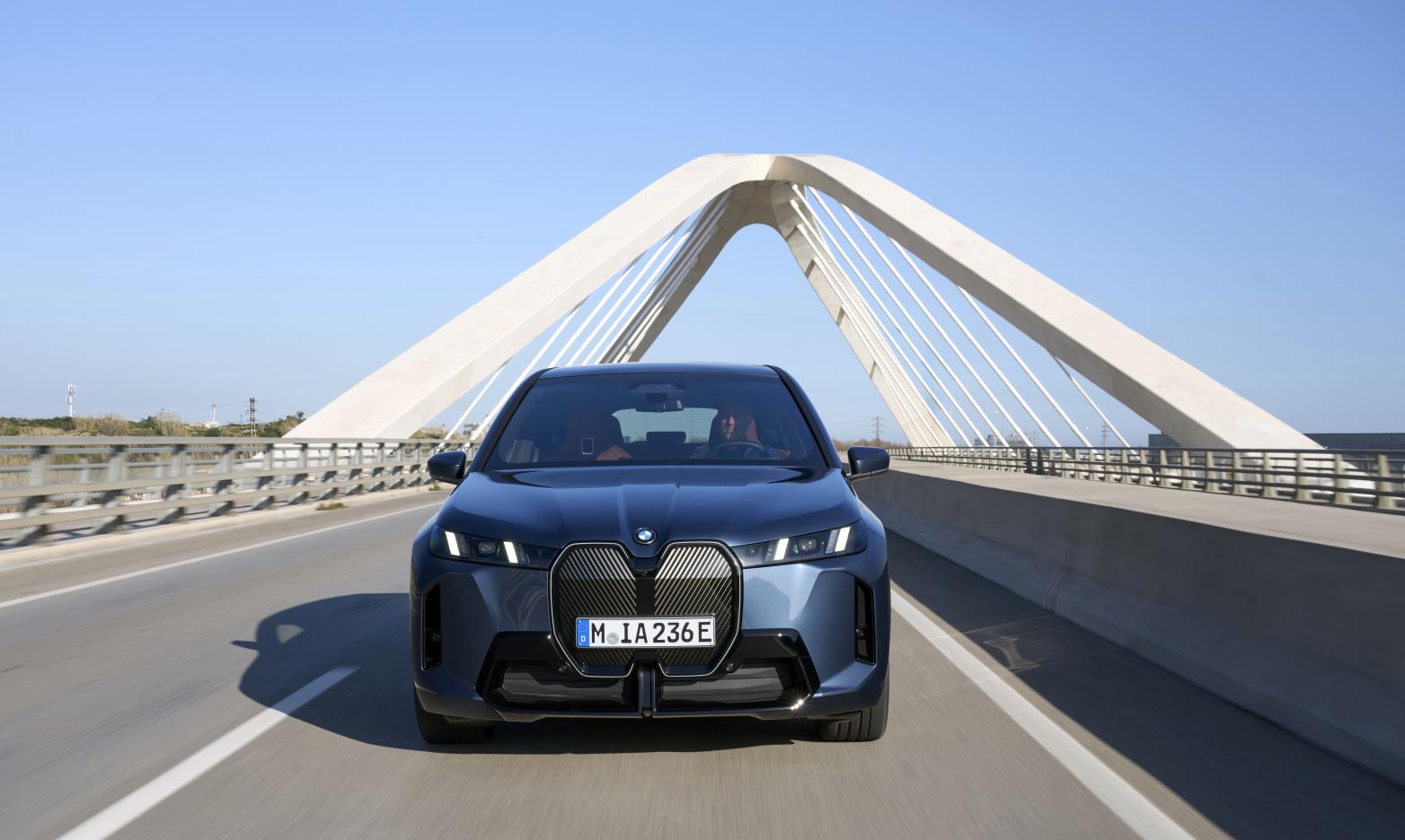 BMW iX Front in Fahrt