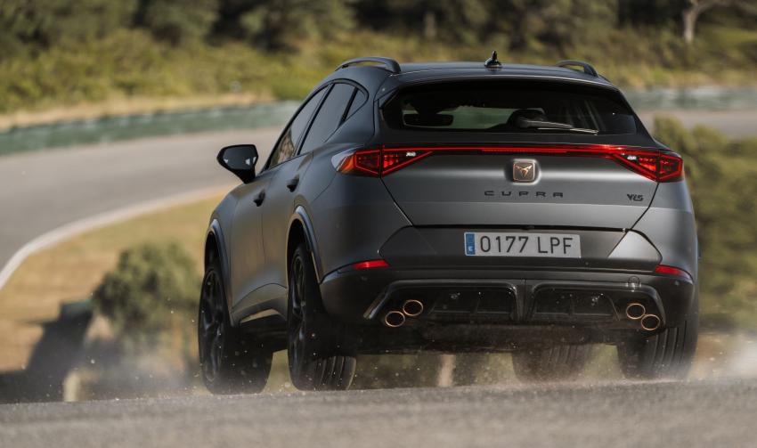 Cupra_2.jpg Cupra Formentor VZ5 Heck/Seite in Fahrt