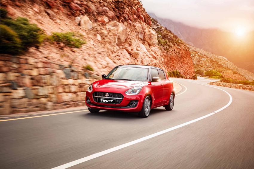 Kleinwagen_12.jpg Kleinwagen Suzuki Swift Front/Seite in Fahrt