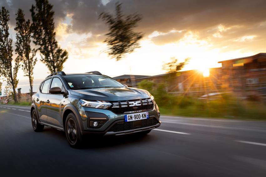Kleinwagen_6.jpg Kleinwagen Dacia Sandero Stepway Front/Seite in Fahrt