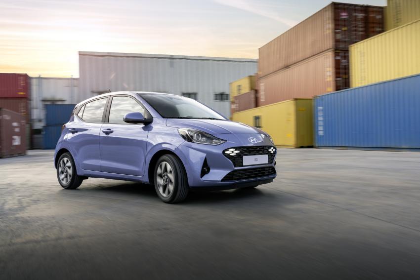Kleinwagen_7.jpg Kleinwagen Hyundai i10 Front/Seite in Fahrt