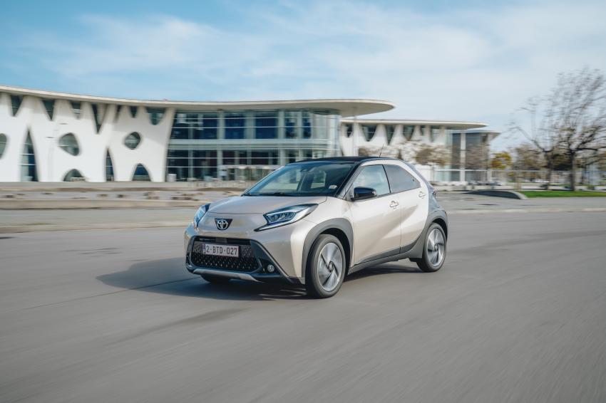 Kleinwagen_9.jpg Kleinwagen Toyota Aygo X Front/Seite in Fahrt